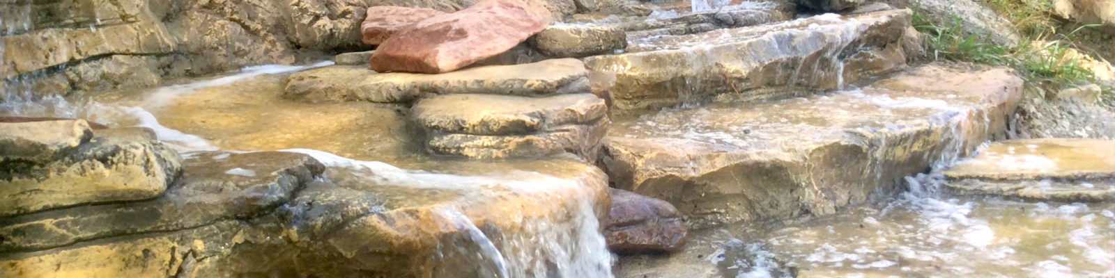 Искусственный водопад и скалы для вольера