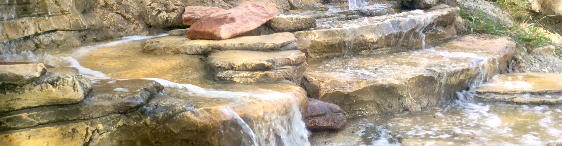 Искусственный водопад и скалы для вольера