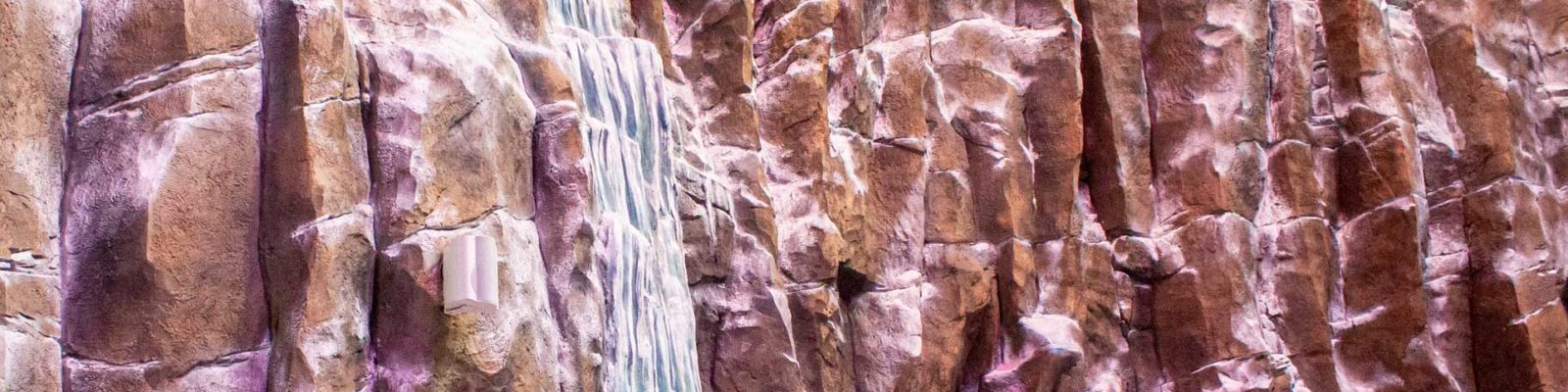 Заснеженная скала - парк остров мечты