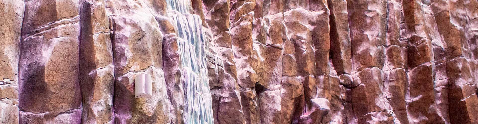 Заснеженная скала - парк остров мечты