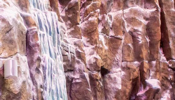 Заснеженная скала - парк остров мечты