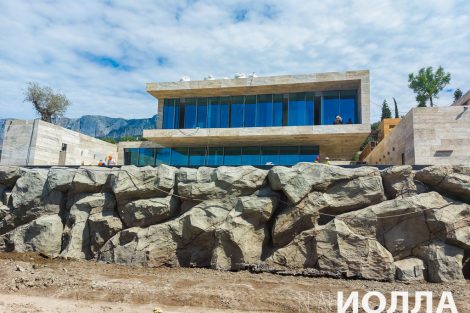 Здание на скале