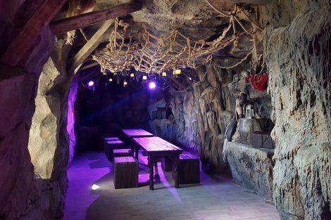 Как сделать скалу в интерьере из арт-бетона