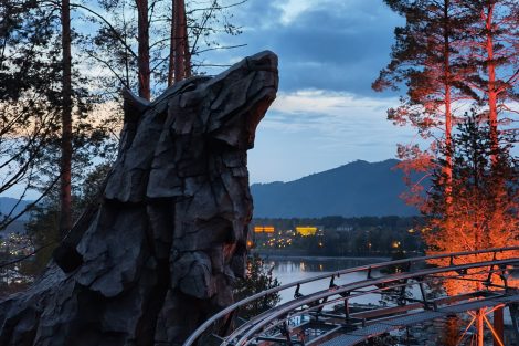 Искусственный водопад и скалы для вольера